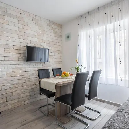 Riva Thalia - Milna, Brac * Milna (Brac)